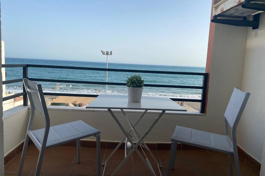 Maravilloso Apartamento En Primera Linea De Playa Con Vistas Al Mar En Caleta De Velez 2 D Екстериор снимка