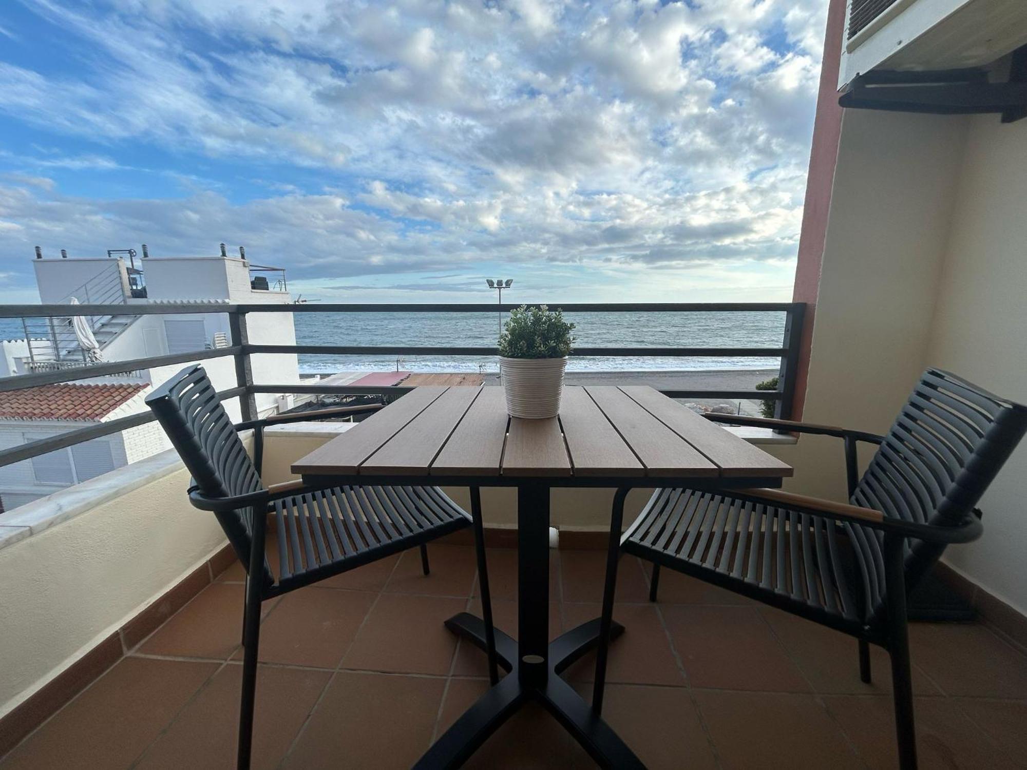 Maravilloso Apartamento En Primera Linea De Playa Con Vistas Al Mar En Caleta De Velez 2 D Екстериор снимка