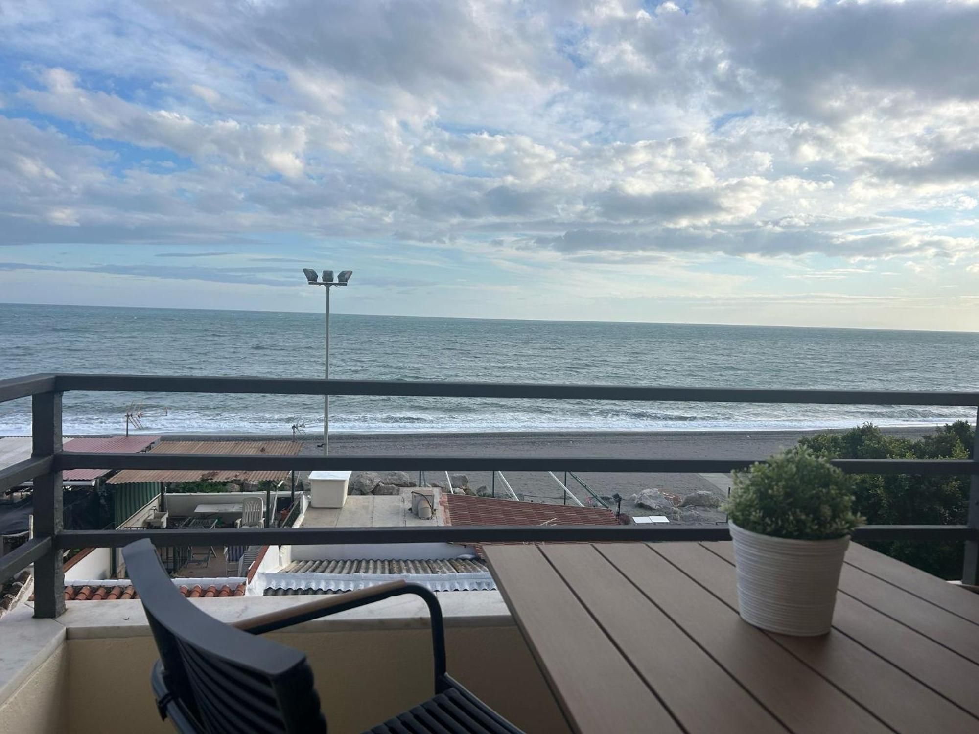 Maravilloso Apartamento En Primera Linea De Playa Con Vistas Al Mar En Caleta De Velez 2 D Екстериор снимка