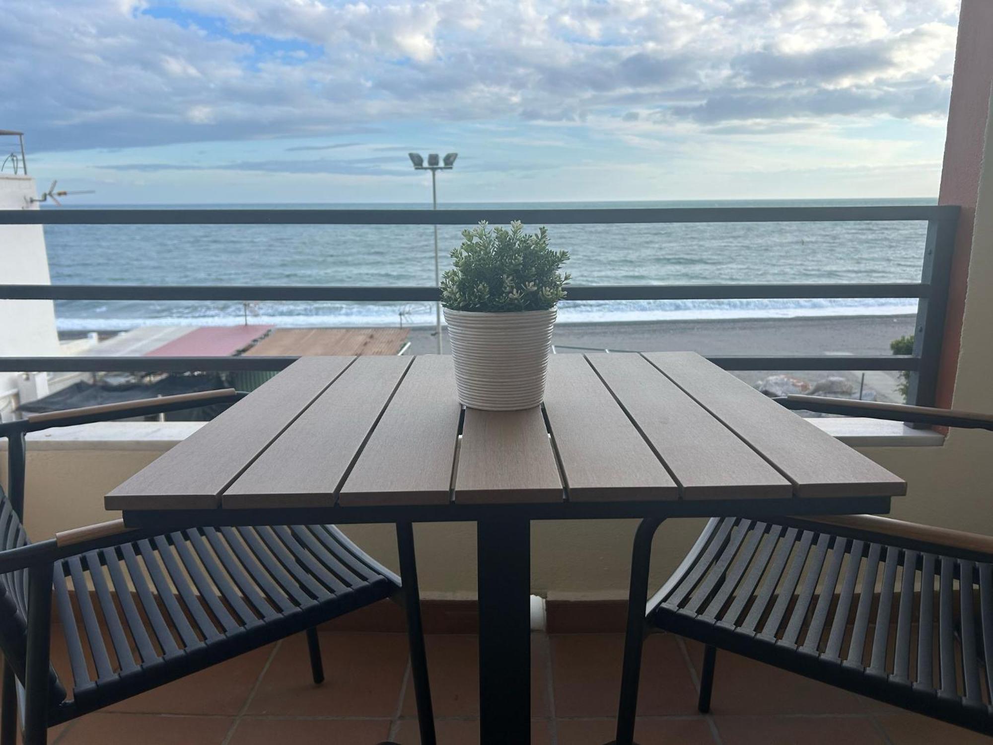 Maravilloso Apartamento En Primera Linea De Playa Con Vistas Al Mar En Caleta De Velez 2 D Екстериор снимка